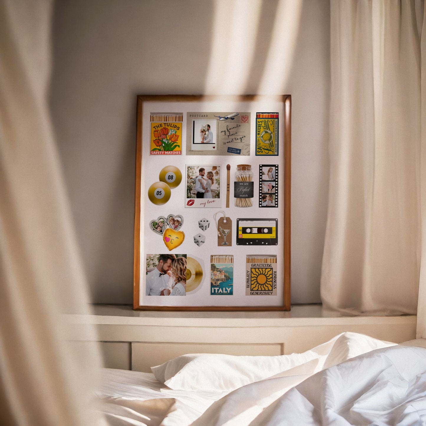 Gerahmtes Matchbook-Poster mit persönlichen Fotos auf einer Kommode im hellen Schlafzimmer bei Sonnenlicht.