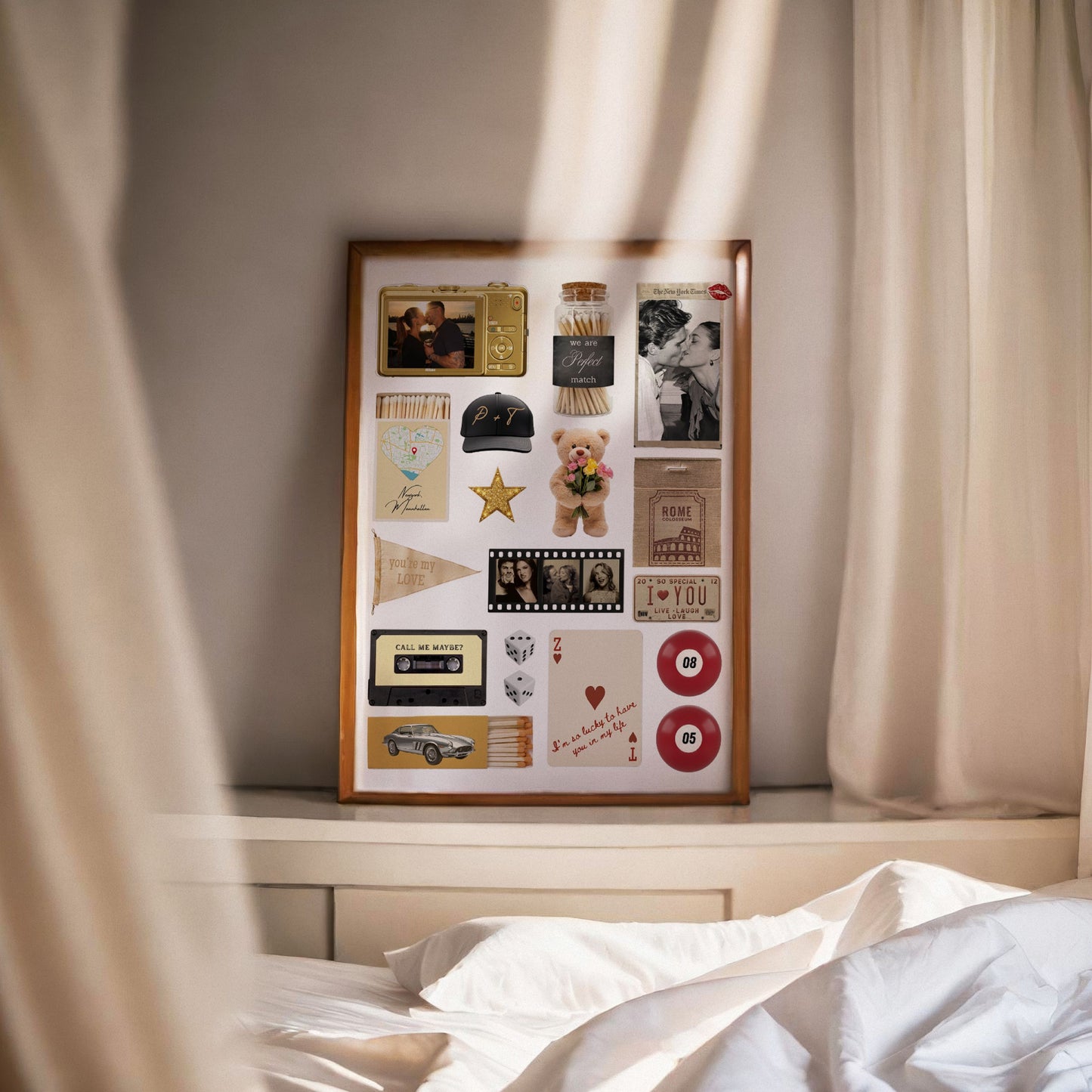 Personalisiertes Matchbook-Poster im Holzrahmen auf einem Sideboard im Schlafzimmer mit sanftem Lichteinfall.