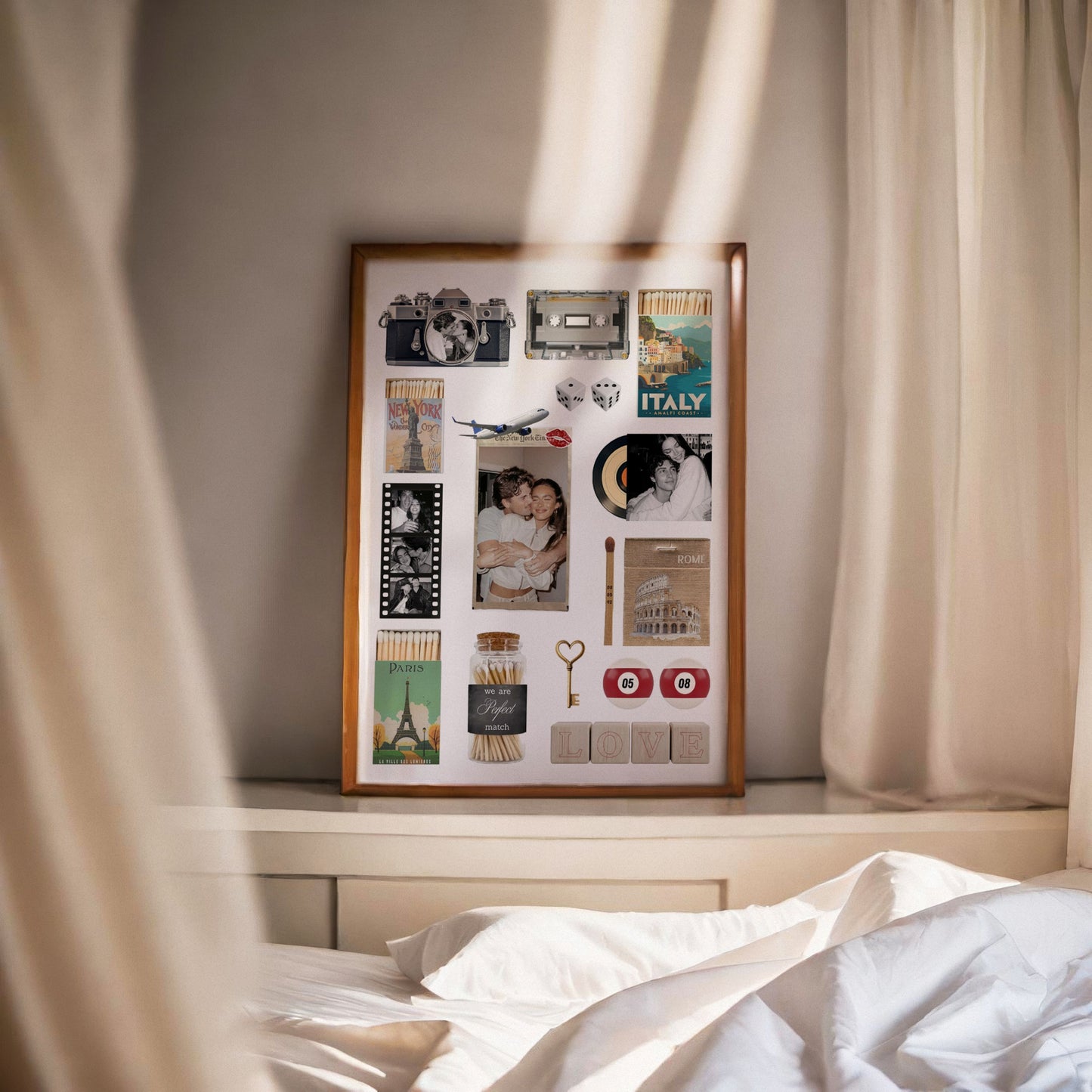 Gerahmtes personalisiertes Matchbook Poster auf einem Kopfteil im Schlafzimmer bei hellem, natürlichem Lichteinfall.