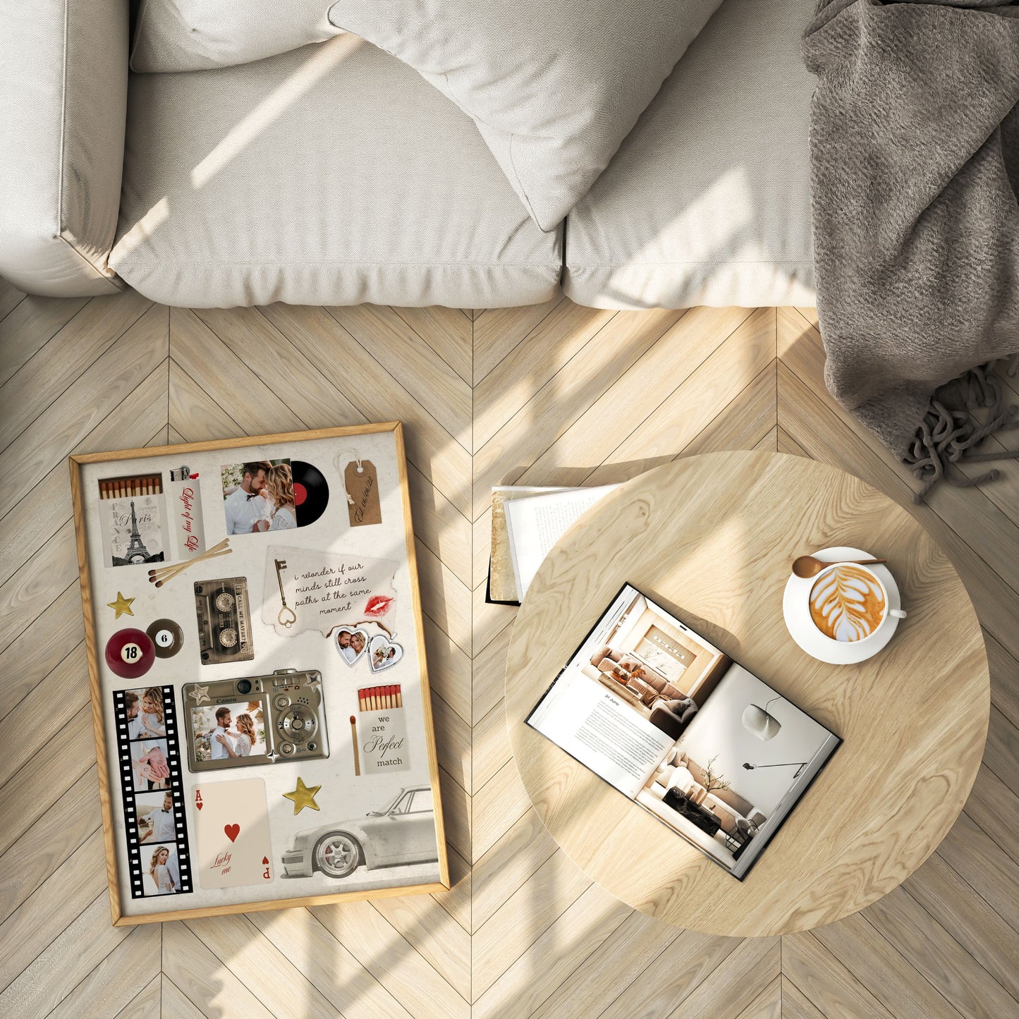 Draufsicht auf ein gerahmtes Matchbook Poster neben einem Couchtisch mit Kaffee und Magazin auf hellem Fischgrätparkett.