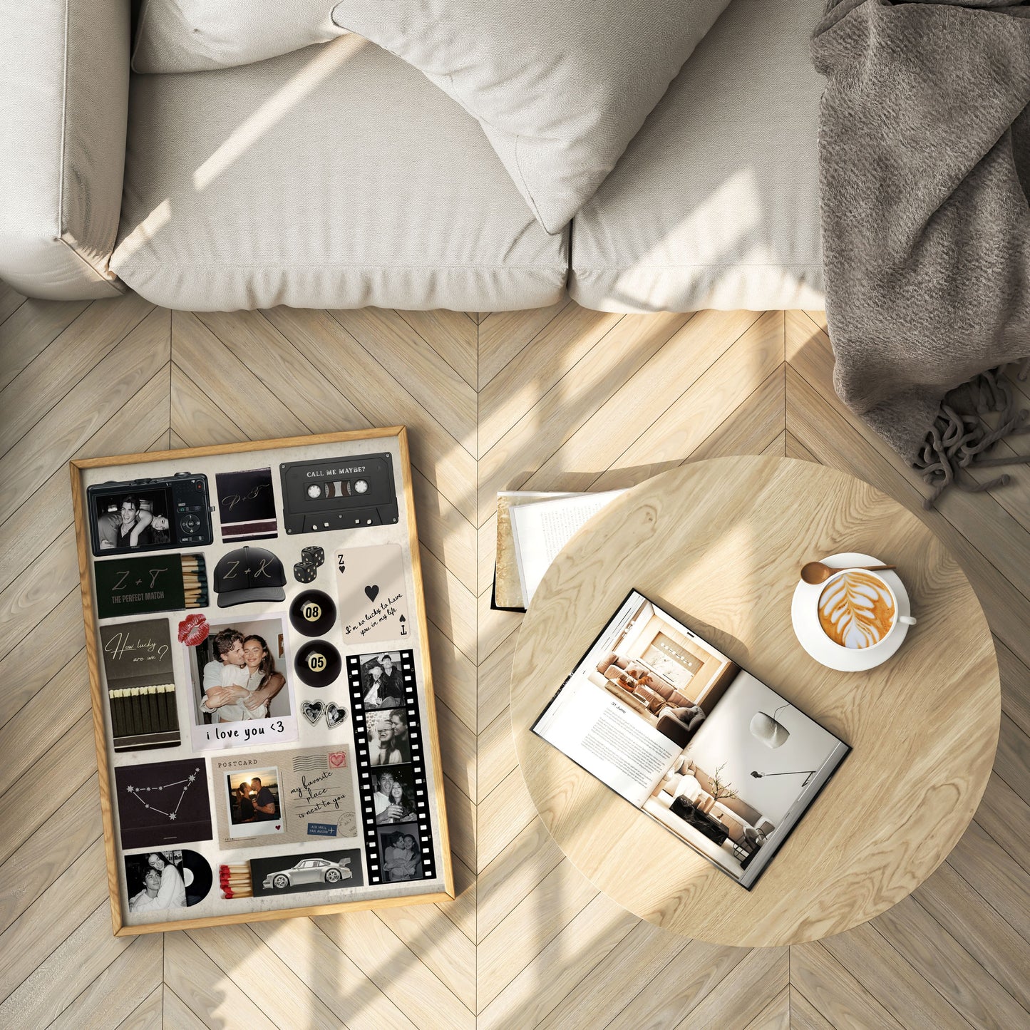 Ein gerahmtes personalisiertes Matchbook-Poster auf einem Holzfußboden neben einem Couchtisch als moderne Wanddeko.