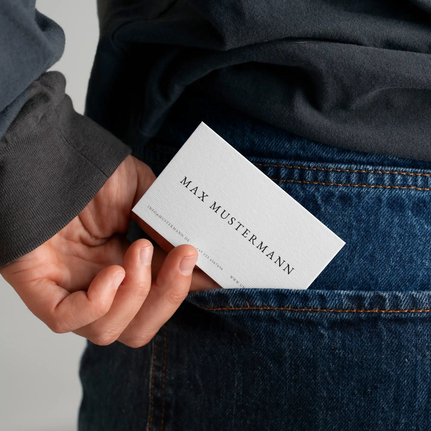 Minimalistische Visitenkarten Vorlage in der Hand mit hochwertigem Design für Selbstständige und Unternehmen, Canva, Louvion.de