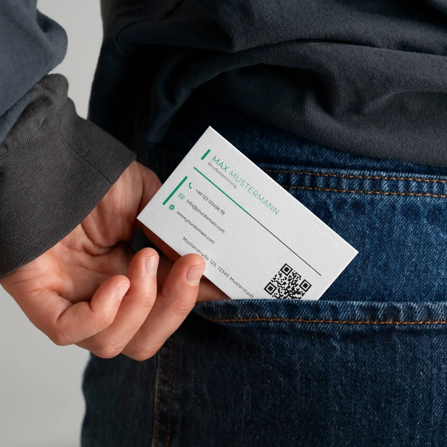 Personalisierbare grüne Visitenkarten Vorlage für Canva im praktischen Standardformat mit QR-Code, ideal für Unternehmen, Selbstständige und Freelancer – Louvion.de