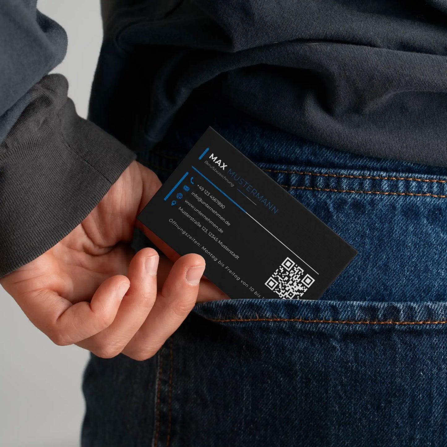 Professionelle Visitenkarten Vorlage in Schwarz und Blau im praktischen Standardformat mit QR-Code für Canva – passt bequem in jede Geldbörse | Louvion.de