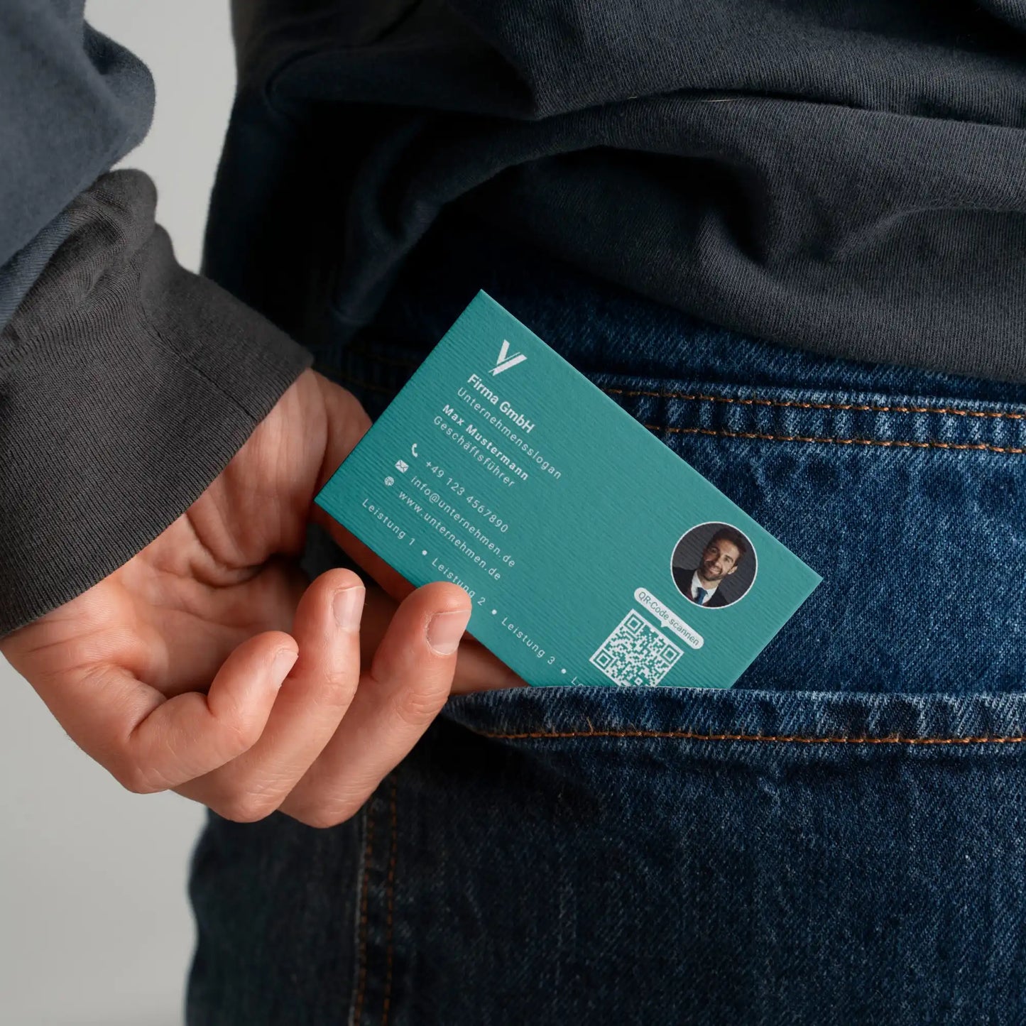 Visitenkarten Vorlage in Türkis im handlichen Kartenformat mit QR-Code und Logo für Canva – Louvion.de
