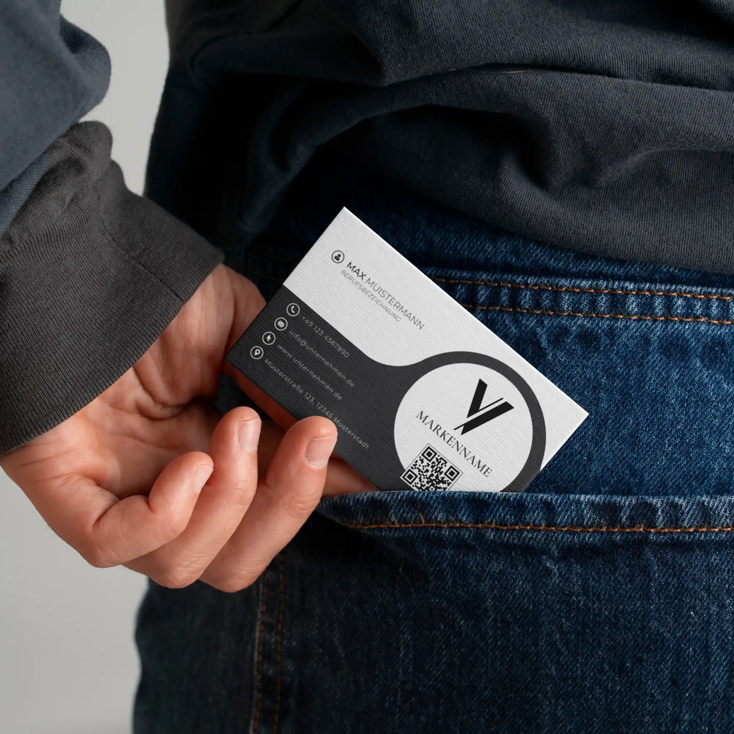 Visitenkarten Vorlage mit modernem Schwarz-Weiß-Design, QR-Code, Logo sowie Vorder- und Rückseite für Canva – Louvion.de