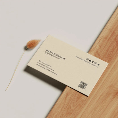 Beige Visitenkarten Vorlage mit QR-Code, Kontaktdaten und Social-Media-Icons in einem minimalistischen Layout als personalisierbare Canva Vorlage – Louvion.de