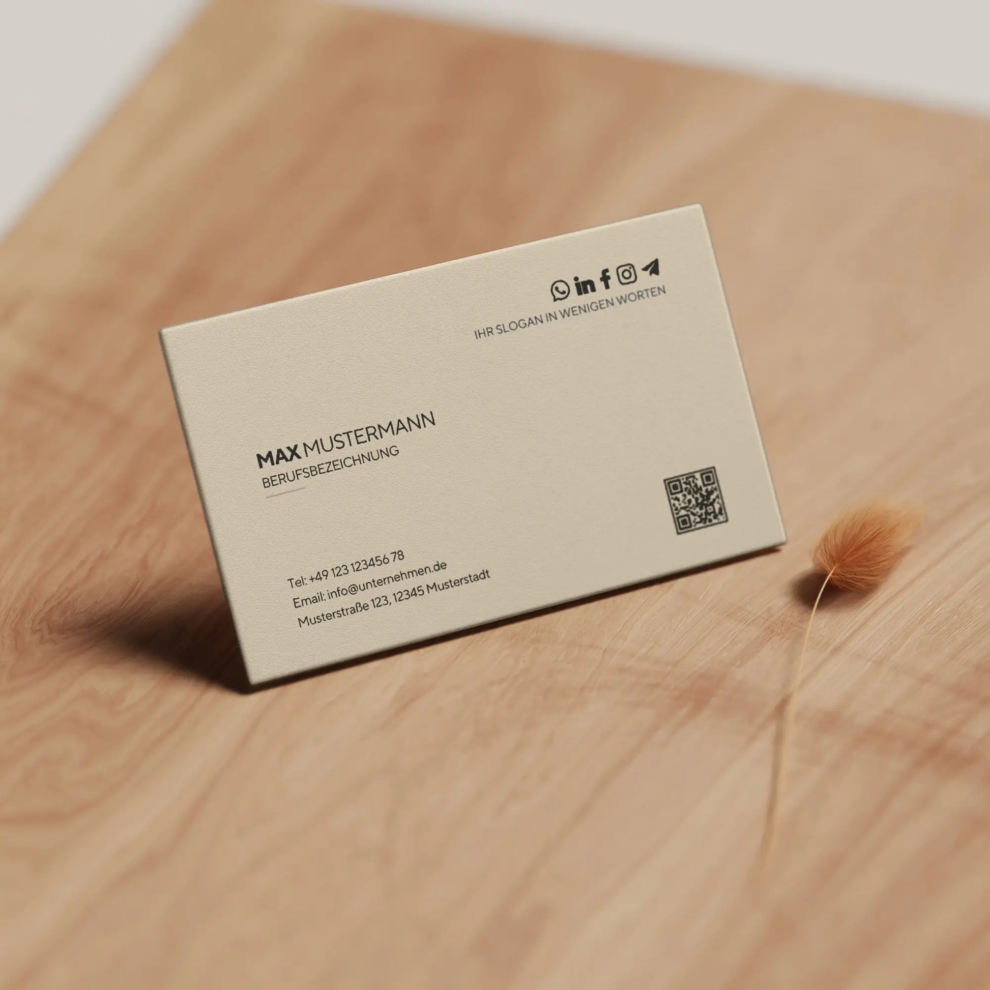 Beige Visitenkarten Vorlage mit QR-Code, Kontaktdaten und Social-Media-Icons in einem schlichten, modernen Layout als personalisierbare Canva Vorlage – Louvion.de