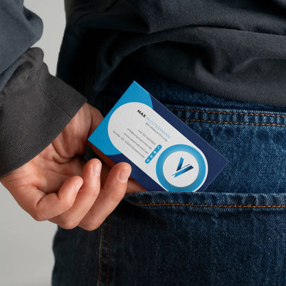 Blaue Visitenkarten Vorlage für Canva im Scheckkartenformat mit modernem Design, Logo und QR-Code – praktische Größe für Geldbörse oder Hosentasche – Louvion.de
