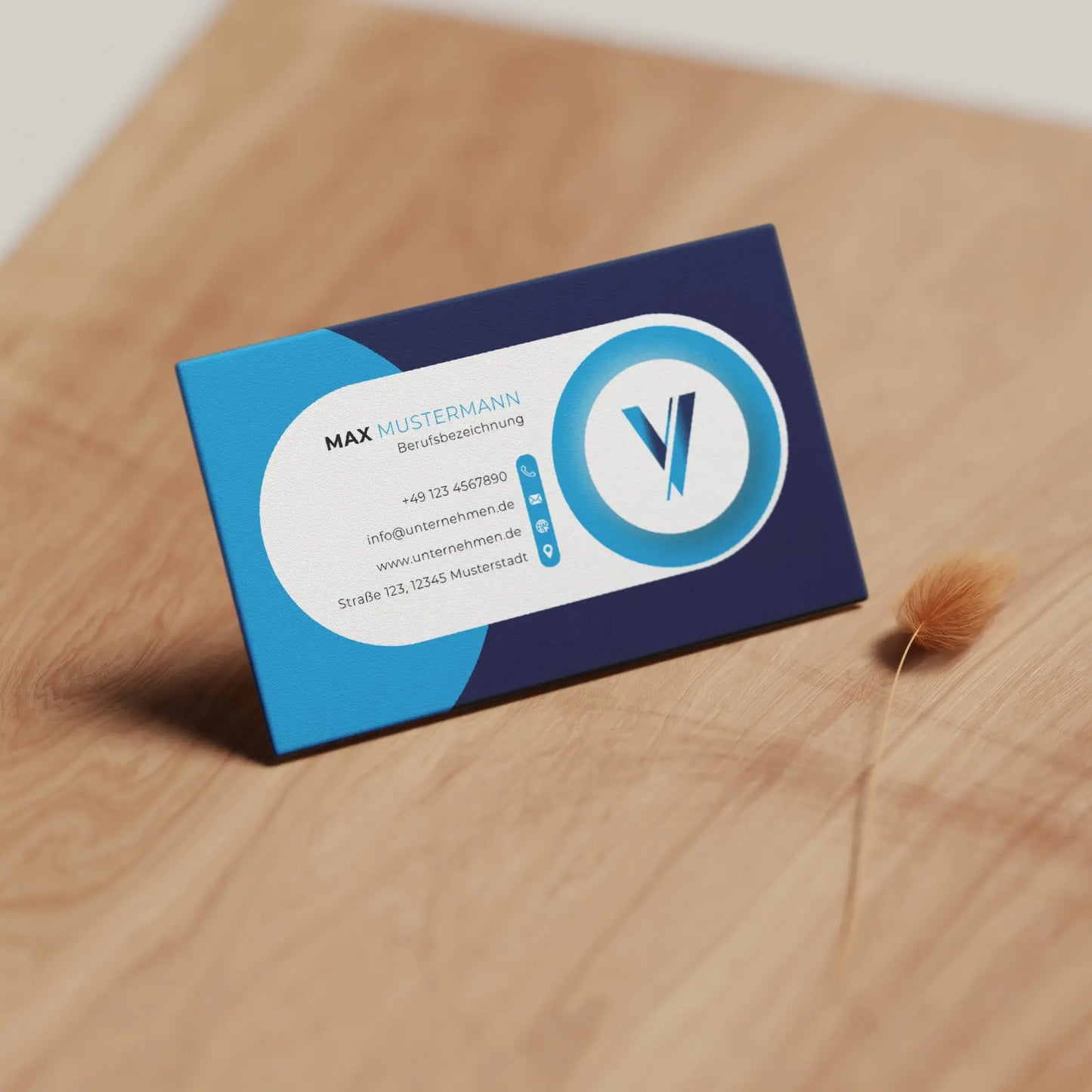 Blaue Visitenkarten Vorlage für Canva mit modernem Design, Logo, QR-Code und übersichtlicher Kontaktgestaltung als realistische Designvorschau auf Holzoberfläche – Louvion.de