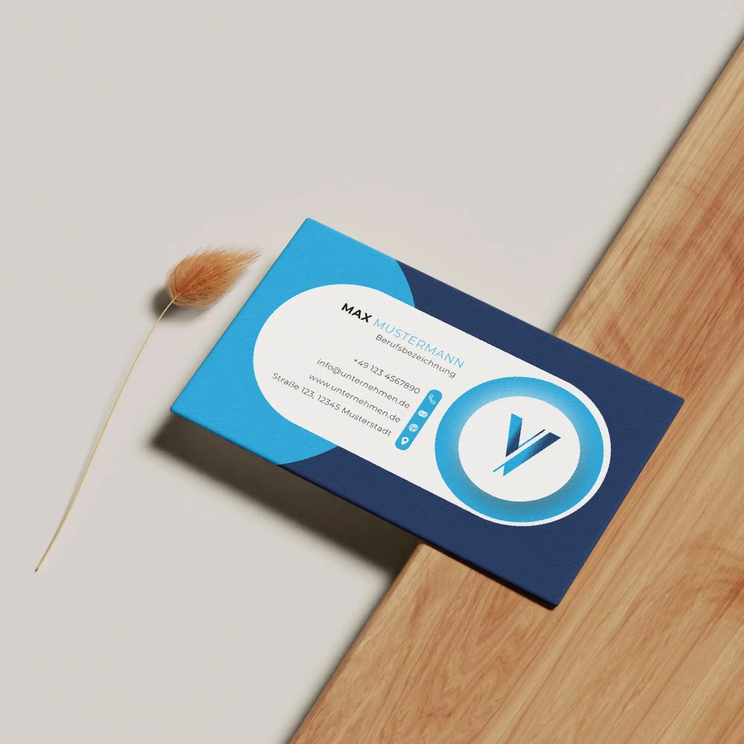 Blaue Visitenkarten Vorlage für Canva mit modernem Layout, Logo, QR-Code und klarer Kontaktstruktur als Designvorschau auf hellem Hintergrund – Louvion.de