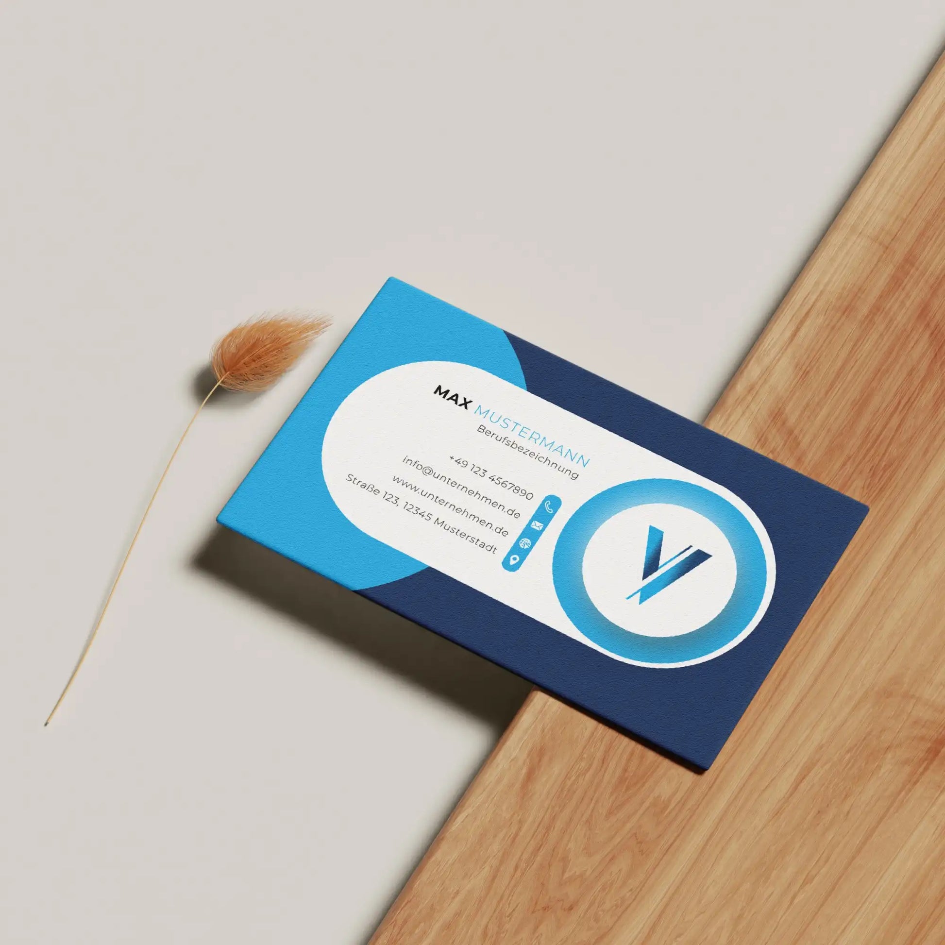 Blaue Visitenkarten Vorlage für Canva mit modernem Layout, Logo, QR-Code und klarer Kontaktstruktur als Designvorschau auf hellem Hintergrund – Louvion.de