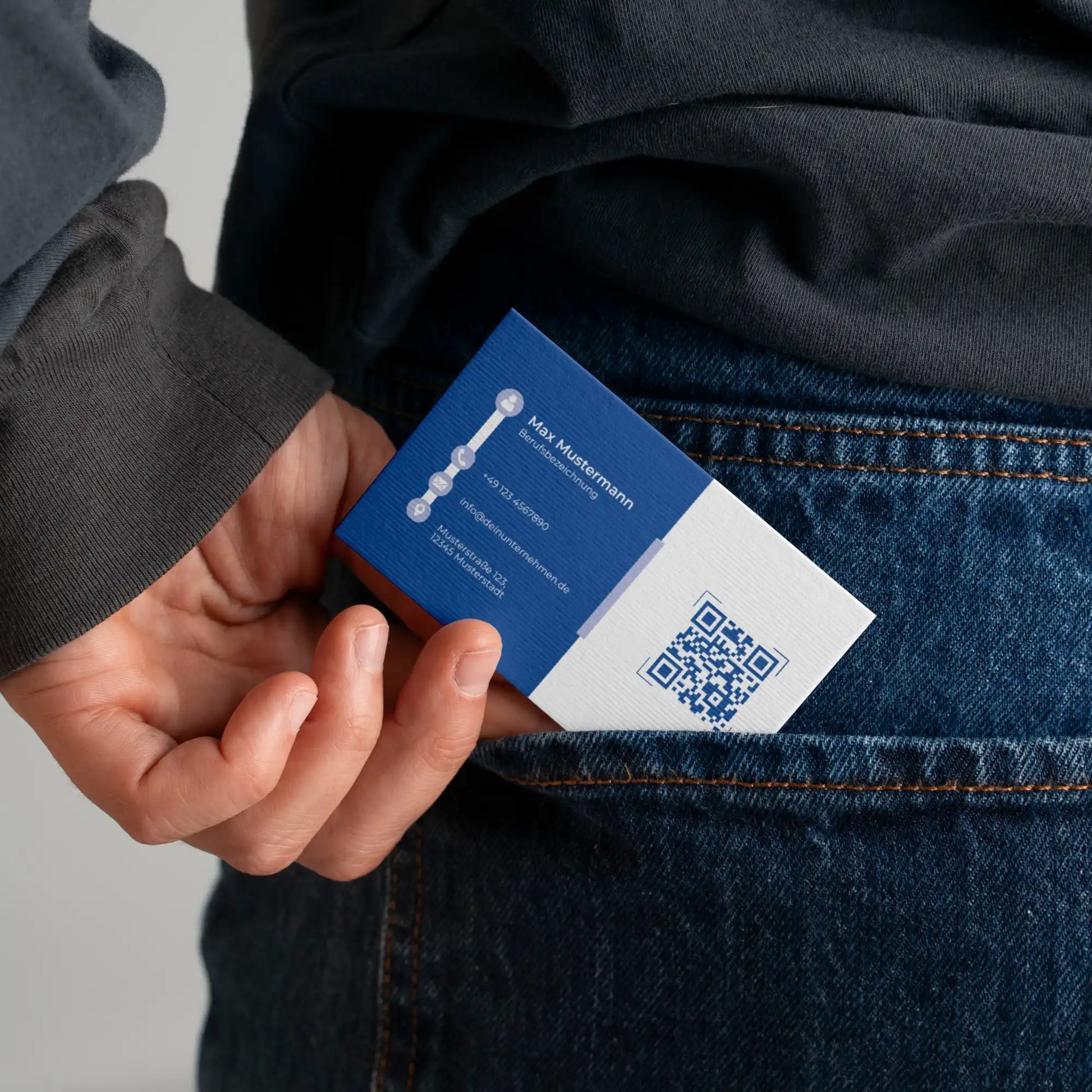 Blaue Visitenkarten Vorlage mit QR-Code im praktischen Kartenformat für Canva – ideal für Unternehmen, Selbstständige und Freelancer, Louvion.de