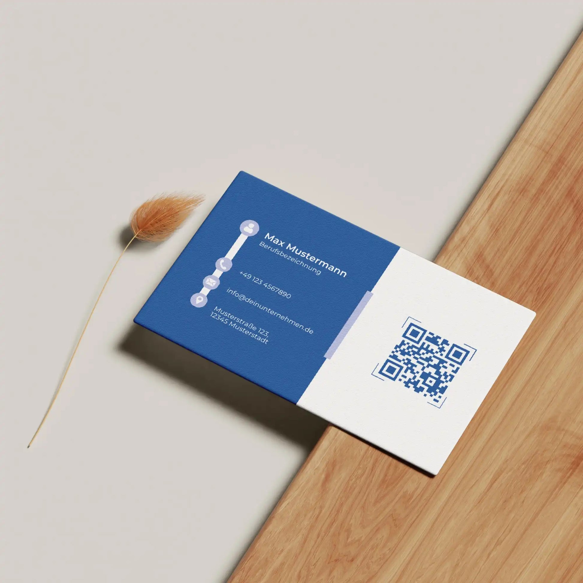 Blaue Visitenkarten Vorlage mit QR-Code und übersichtlichem Kontaktbereich als Canva Vorlage für Unternehmen und Selbstständige, Louvion.de