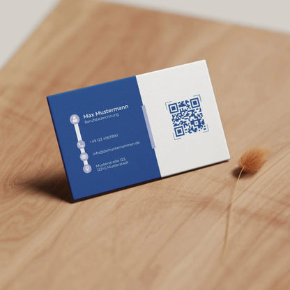 Blaue Visitenkarten Vorlage mit QR-Code und modernem Layout als hochwertige Canva Vorlage für den professionellen Druck, Louvion.de
