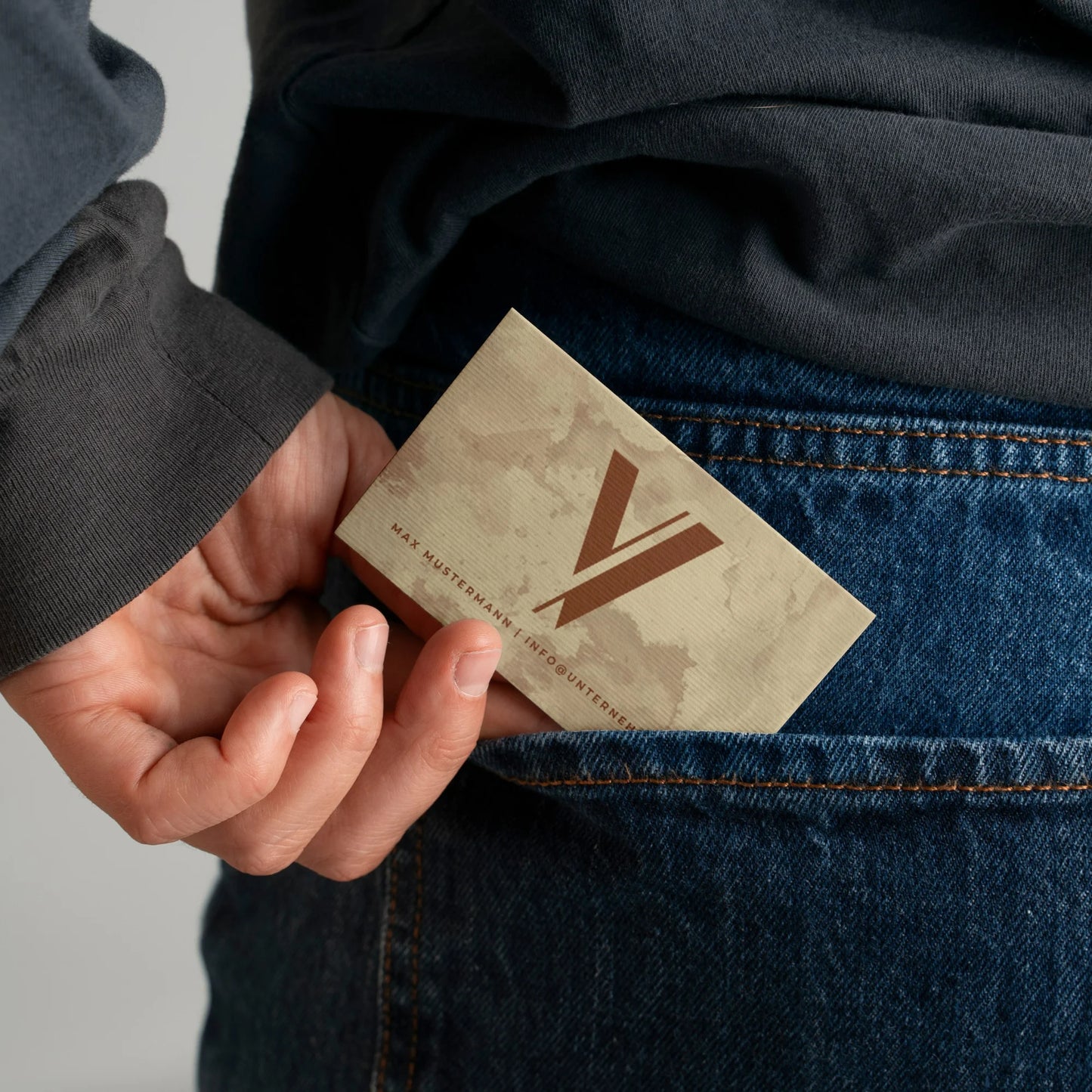 Boho Visitenkarten Vorlage in Beige im handlichen Format mit natürlichem Aquarell-Design und personalisierbarem Logo, bearbeitbar in Canva – Louvion.de