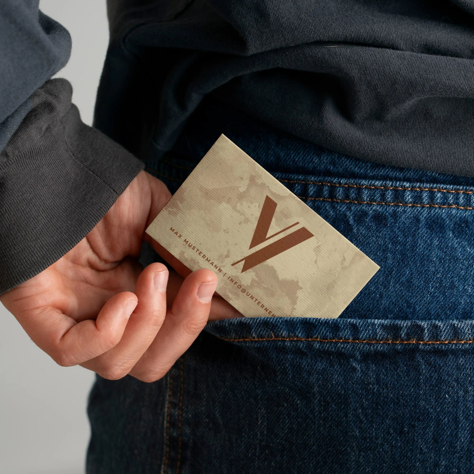 Boho Visitenkarten Vorlage in Beige im handlichen Format mit natürlichem Aquarell-Design und personalisierbarem Logo, bearbeitbar in Canva – Louvion.de