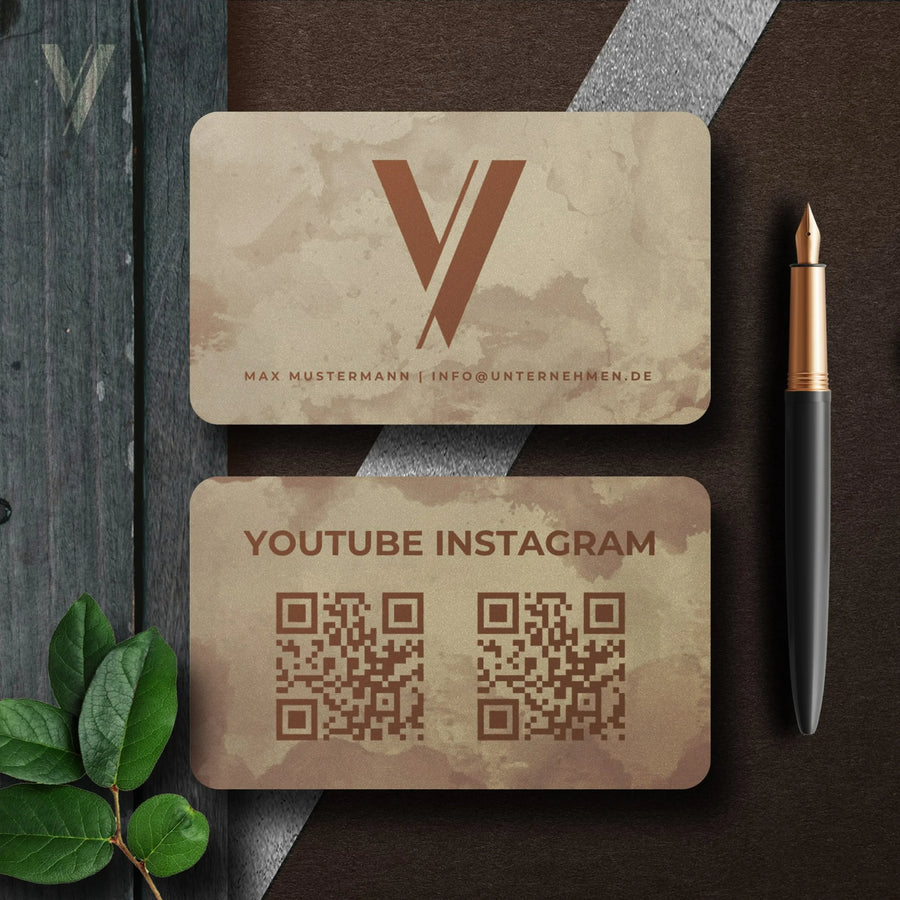 Boho Visitenkarten Vorlage in Beige mit Vorder- und Rückseite, Aquarell-Design, Logo und zwei QR-Codes für Social Media, bearbeitbar in Canva – Louvion.de