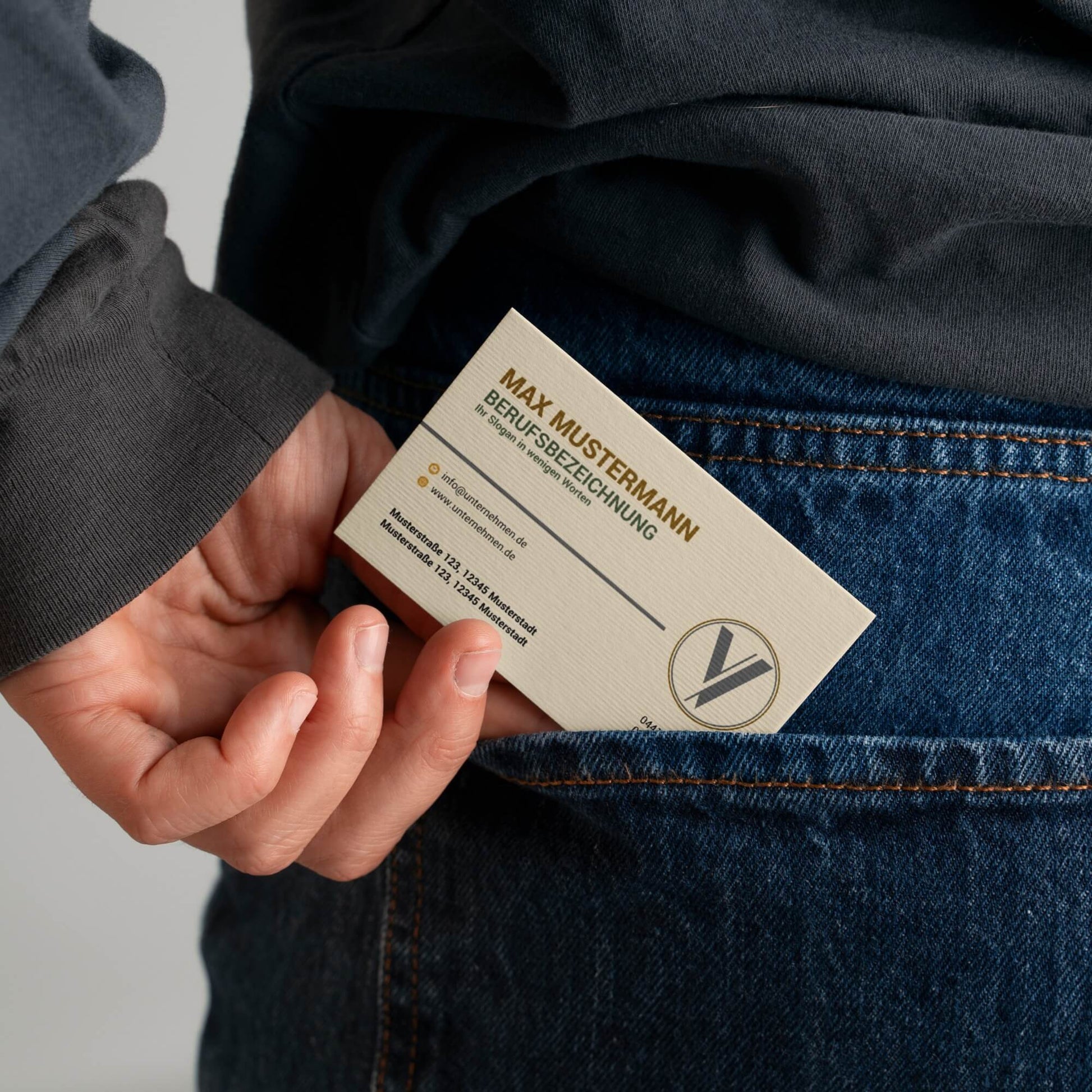 Elegante Visitenkarten Vorlage in Beige im handlichen Format mit klarer Vorderseite und Logo, individuell bearbeitbar in Canva – Louvion.de