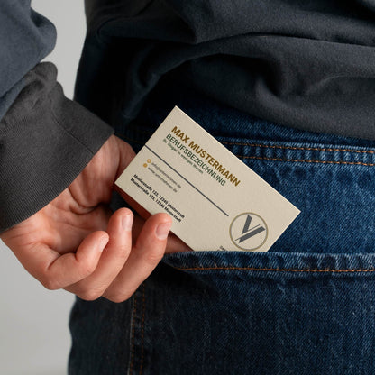 Elegante Visitenkarten Vorlage in Beige im handlichen Format mit klarer Vorderseite und Logo, individuell bearbeitbar in Canva – Louvion.de
