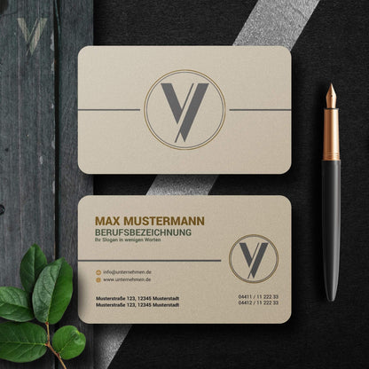 Elegante Visitenkarten Vorlage in Beige mit Vorder- und Rückseite, rundem Logo-Bereich und klar strukturiertem Layout, bearbeitbar in Canva – Louvion.de
