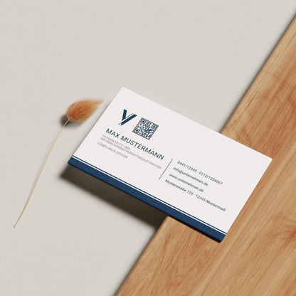 Elegante Visitenkarten Vorlage in Dunkelblau & Weiß mit QR-Code und klarer Kontaktübersicht auf der Vorderseite, bearbeitbar in Canva – Louvion.de