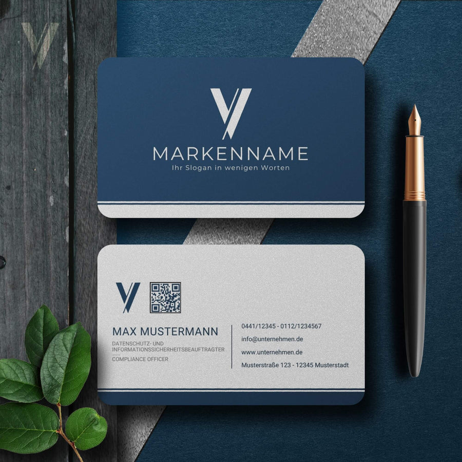 Elegante Visitenkarten Vorlage in Dunkelblau & Weiß mit Vorder- und Rückseite, QR-Code sowie Logo, bearbeitbar in Canva – Louvion.de