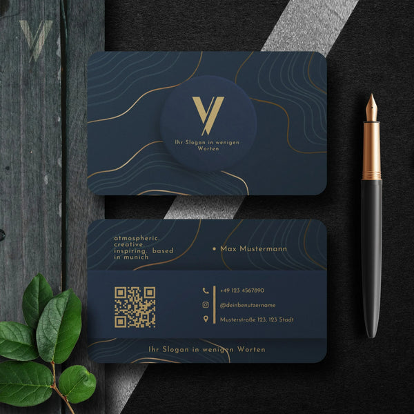 Elegante Visitenkarten Vorlage in Dunkelblau und Gold mit Vorder- und Rückseite, Logo, QR-Code sowie personalisierbarem Canva-Design – Louvion.de