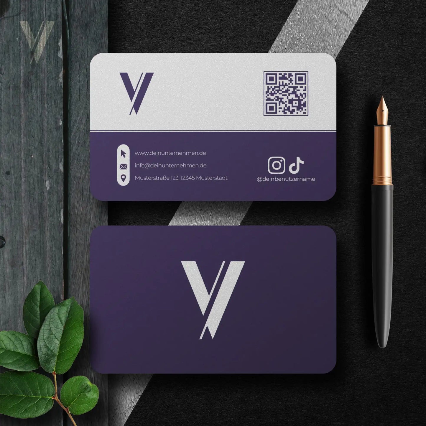 Elegante Visitenkarten Vorlage in Lila mit Vorder- und Rückseite, QR-Code, Logo und Social-Media-Bereich für Canva, Louvion.de