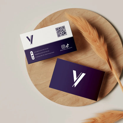 Elegante Visitenkarten Vorlage in Lila mit Vorder- und Rückseite auf dekorativem Holztablett präsentiert, Louvion.de