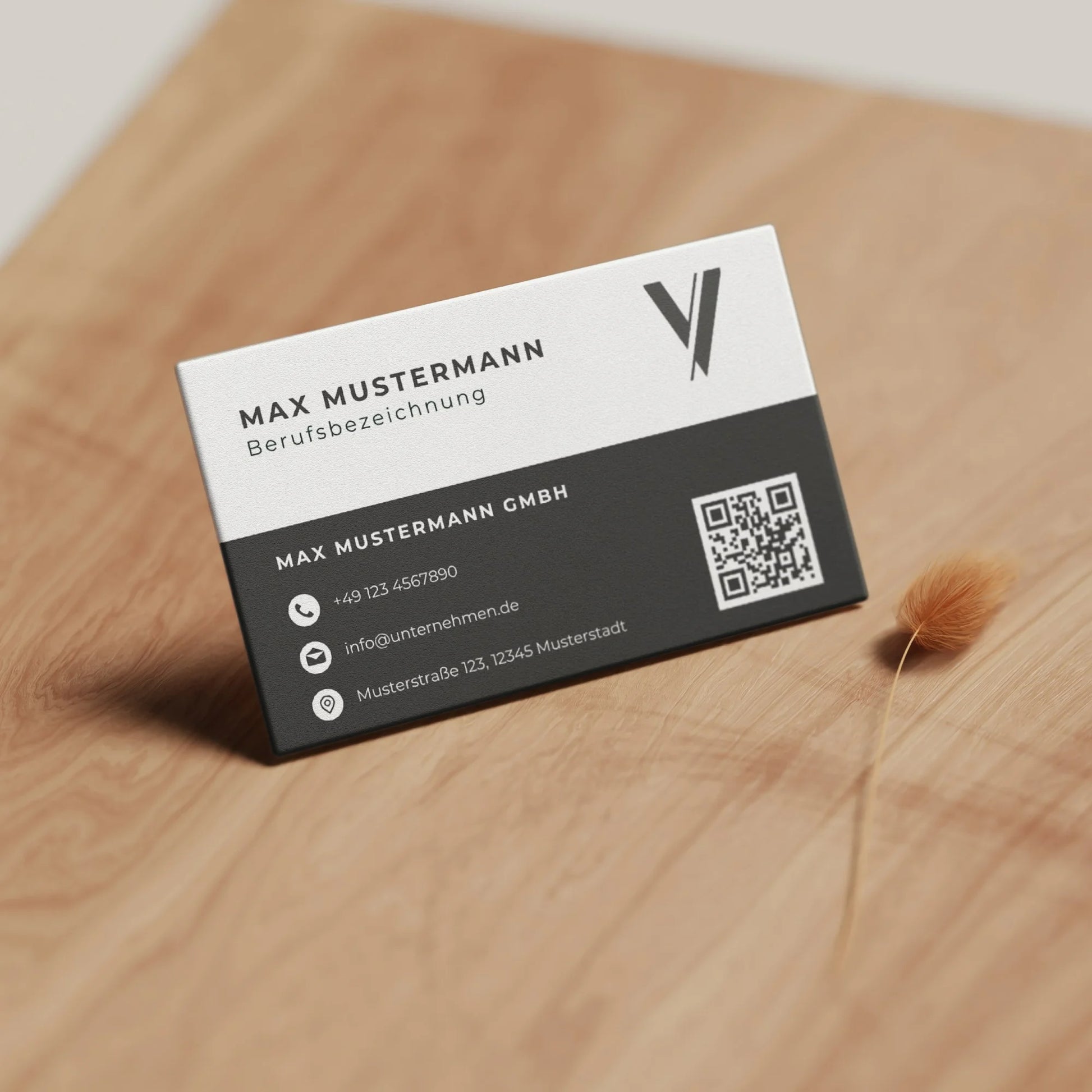 Elegante Visitenkarten Vorlage in Schwarz & Weiß mit Logo, QR-Code und klarer Struktur als bearbeitbare Canva Vorlage – Louvion.de