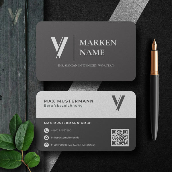 Elegante Visitenkarten Vorlage in Schwarz & Weiß mit Vorder- und Rückseite, Logo und QR-Code als Canva Vorlage im hochwertigen Business-Mockup – Louvion.de
