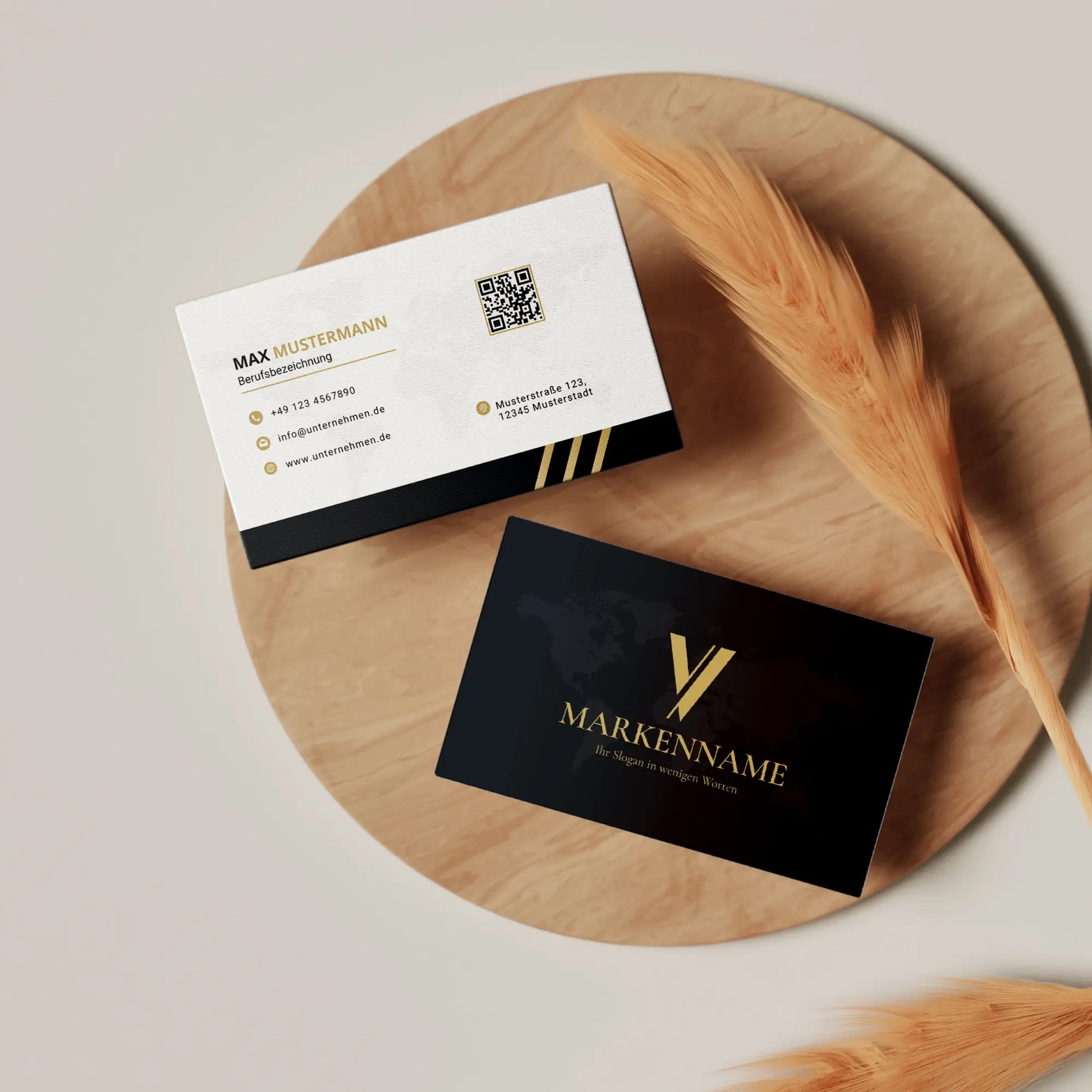 Elegante Visitenkarten Vorlage mit Vorder- und Rückseite auf Holzuntergrund in Schwarz Gold mit QR-Code – Louvion.de