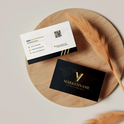 Elegante Visitenkarten Vorlage mit Vorder- und Rückseite auf Holzuntergrund in Schwarz Gold mit QR-Code – Louvion.de