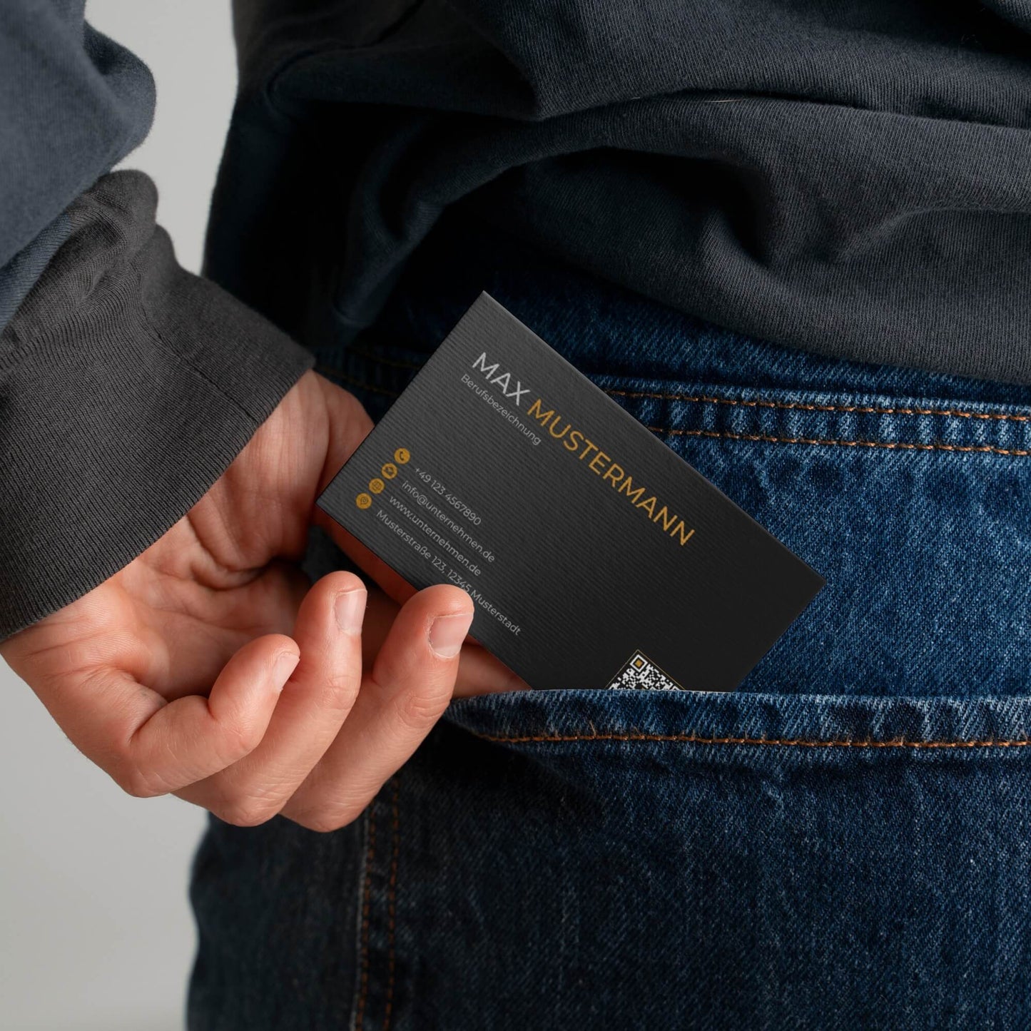 Luxuriöse Visitenkarten Vorlage in Schwarz & Gold im handlichen Format mit QR-Code als Canva Vorlage – Louvion.de