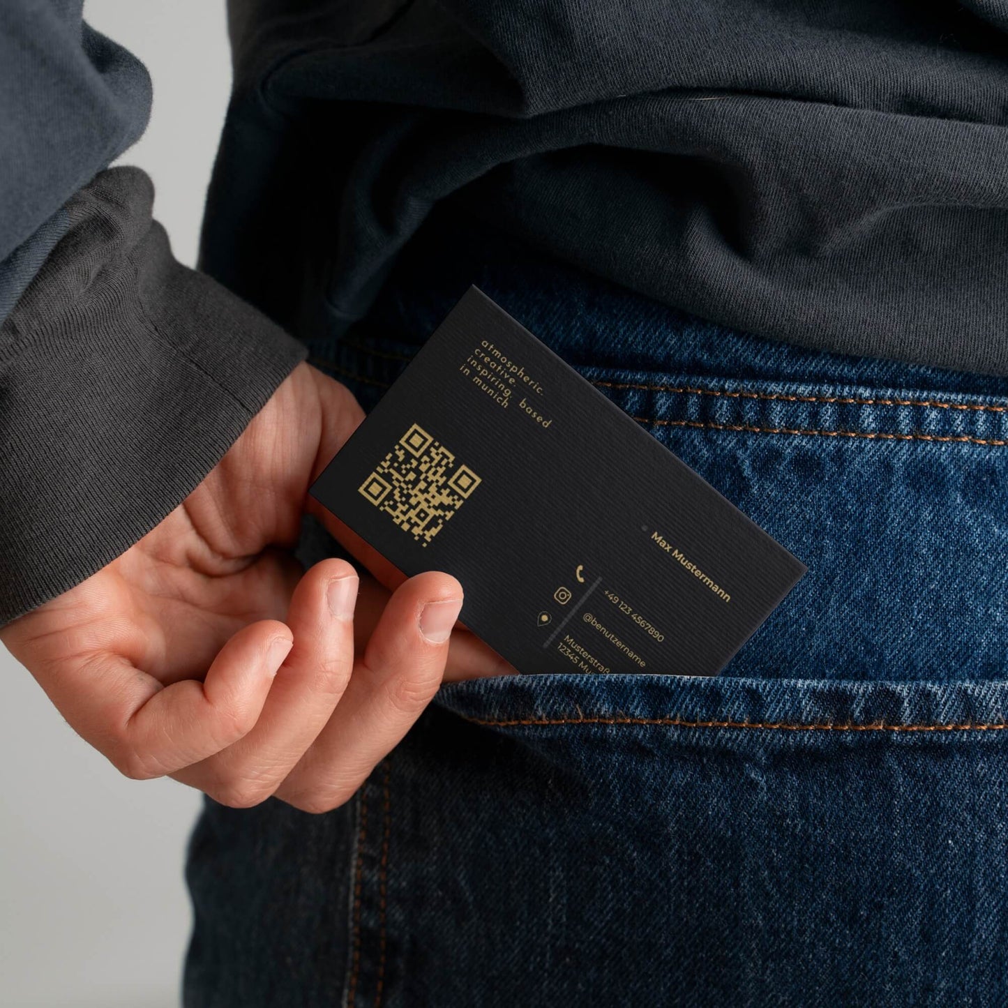 Luxuriöse Visitenkarten Vorlage in Schwarz & Gold mit QR-Code und Kontaktdaten im handlichen Standardformat als Canva-Vorlage – Louvion.de
