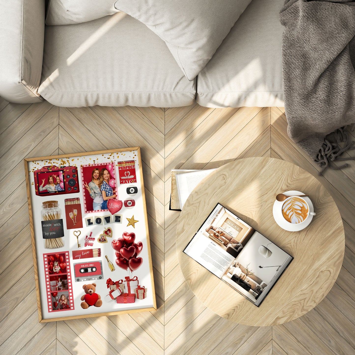 Personalisiertes Matchbook-Poster im Holzrahmen auf Parkettboden neben Sofa, Couchtisch und einer Tasse Kaffee.
