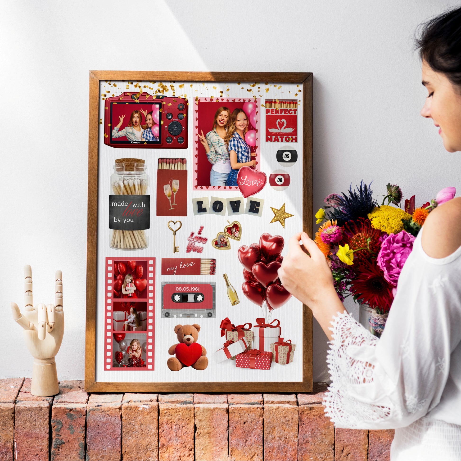 Personalisiertes Matchbook-Poster im Holzrahmen, dekoriert auf einem Kaminsims neben einer Frau mit Blumenstrauß.