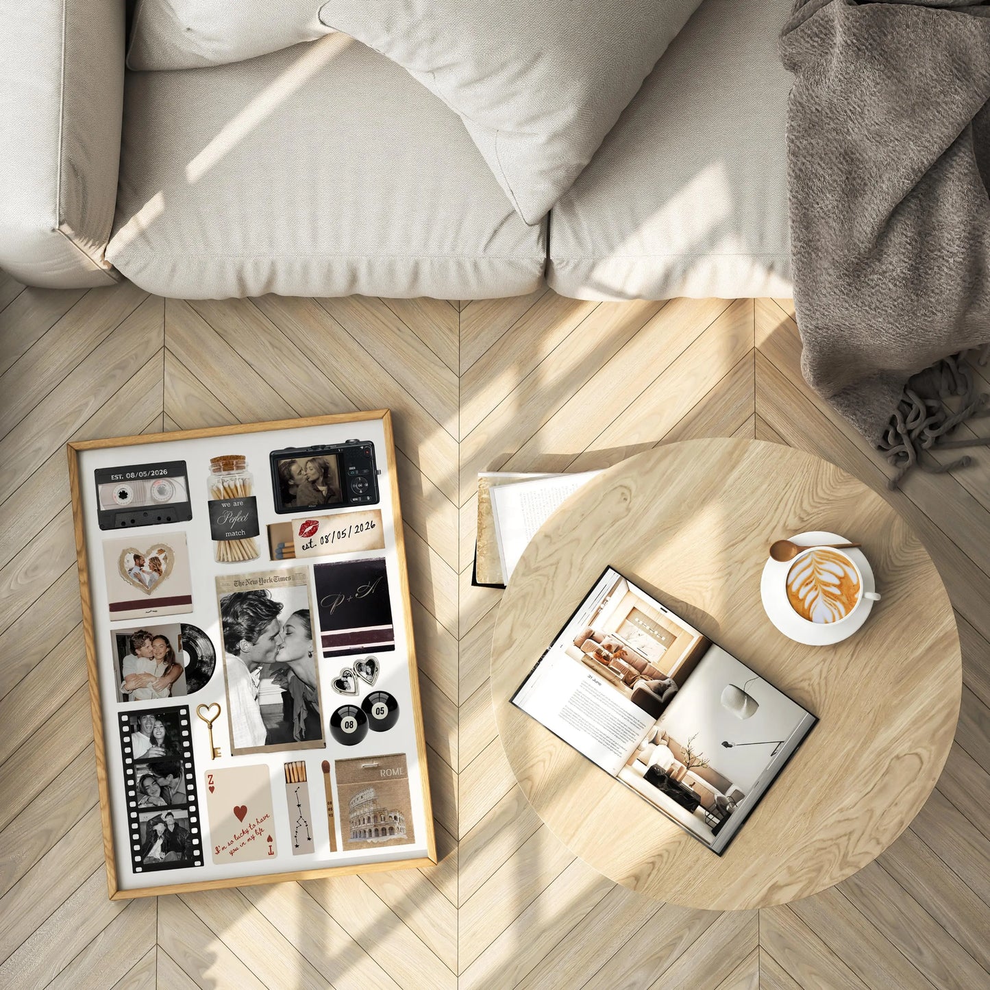 Personalisiertes Matchbook Poster in einem Holzrahmen auf hellem Fischgrätparkett neben einem Couchtisch und Sofa.