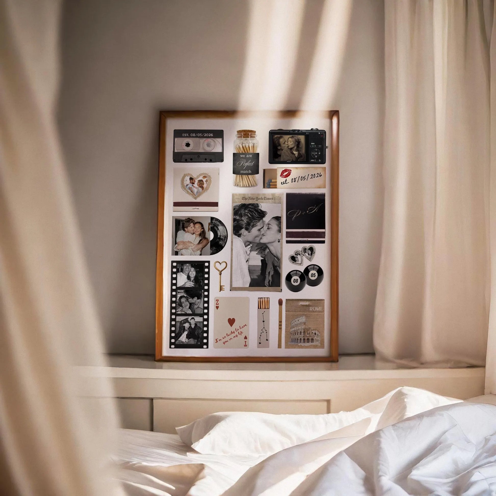 Personalisiertes Matchbook Poster in einem Holzrahmen, platziert auf einem Sideboard im hellen Schlafzimmer bei Sonnenlicht.