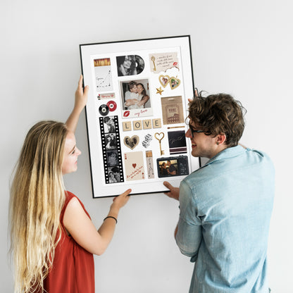 Ein lächelndes Paar hält gemeinsam ein großes, gerahmtes Matchbook-Poster als personalisiertes Wandbild an die Wand.