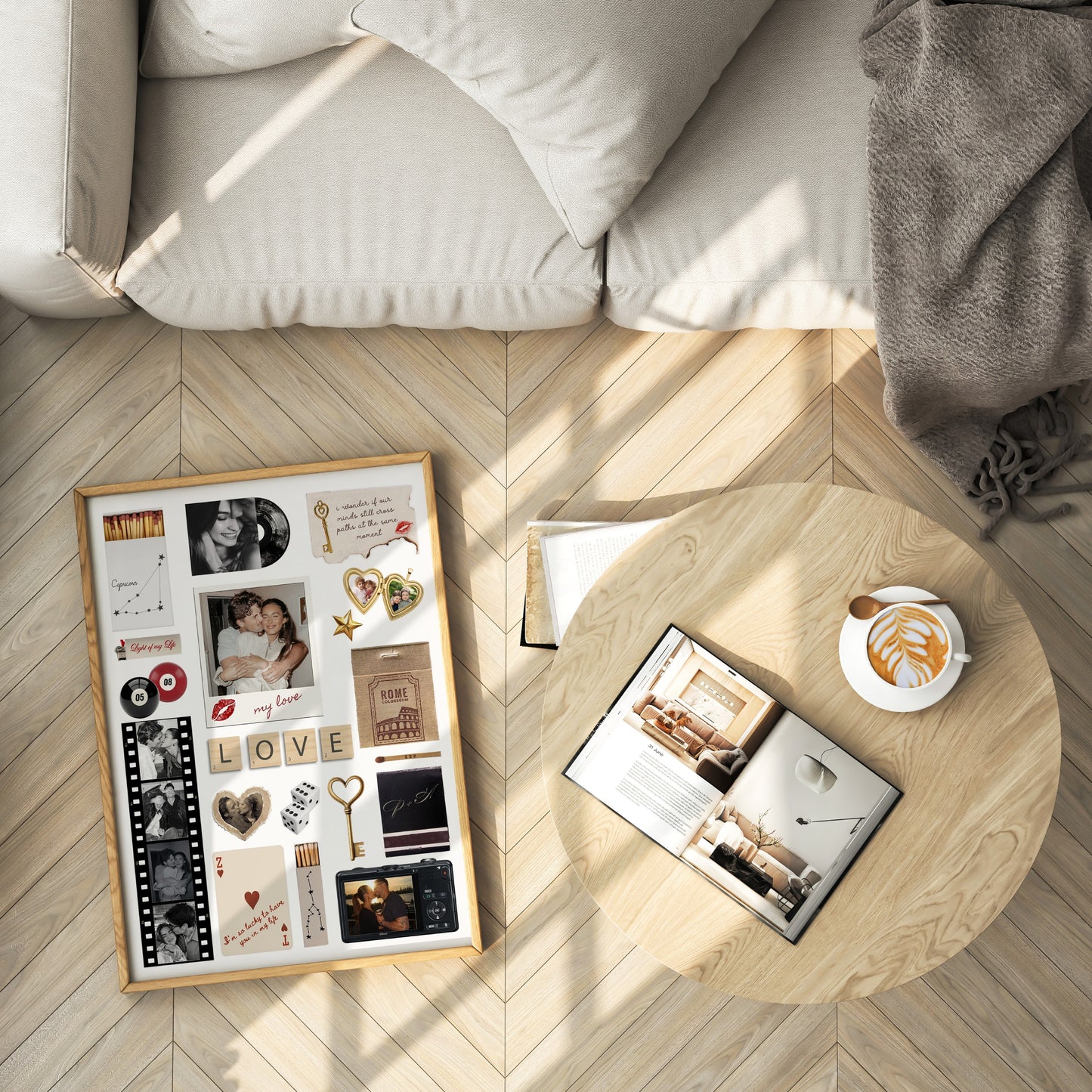 Personalisiertes Matchbook-Poster in Holzoptik-Rahmen auf Parkettboden neben Sofa, Couchtisch und Kaffee.