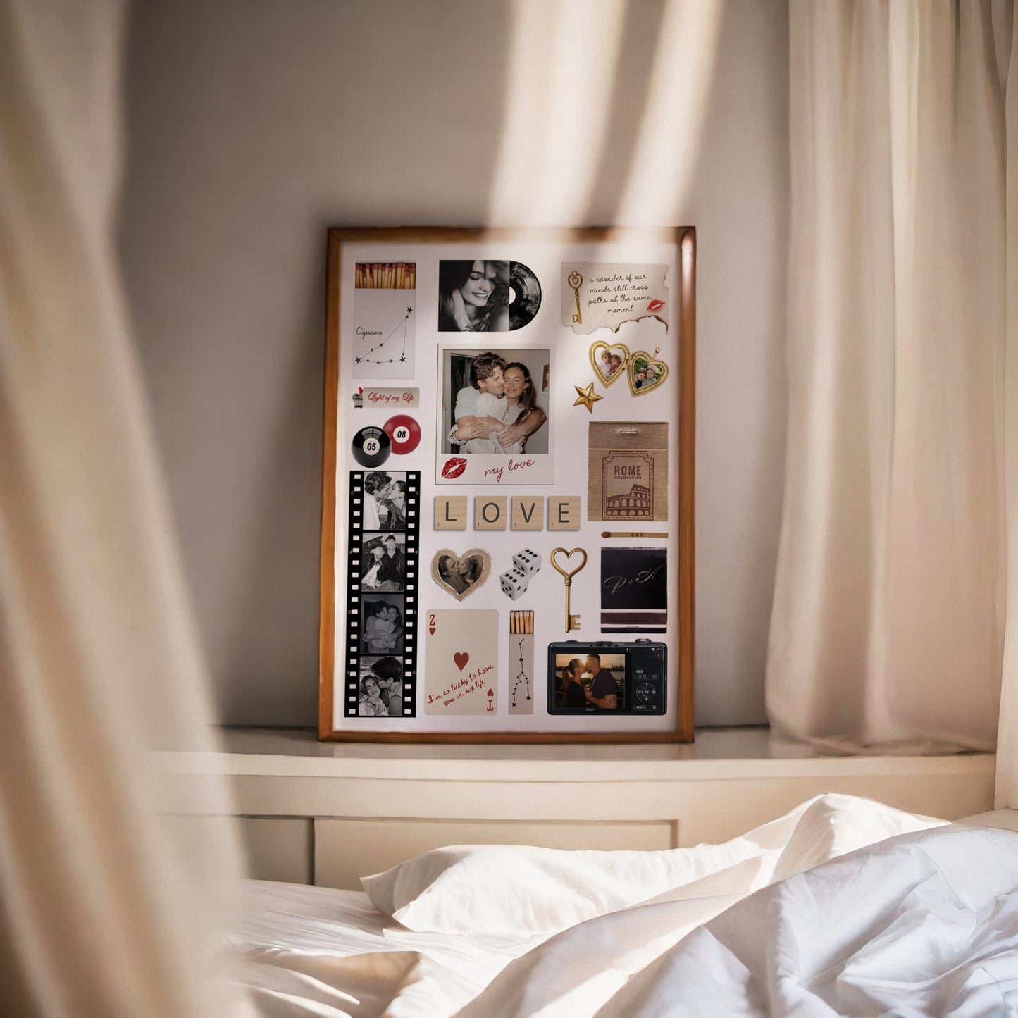 Gerahmtes, personalisiertes Matchbook-Poster als Wandbild auf einem Sideboard im hellen Schlafzimmer neben dem Bett.
