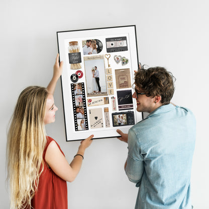 Ein glückliches Paar hält gemeinsam ein großes, gerahmtes Matchbook-Poster mit persönlichen Hochzeitsfotos an die Wand.
