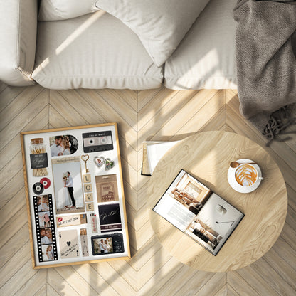 Gerahmtes Matchbook-Poster auf Parkettboden neben einem Couchtisch mit Kaffee und Magazin in hellem Wohnambiente.