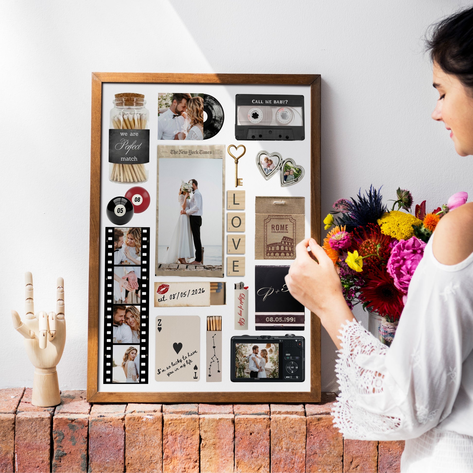 Frau mit Blumenstrauß betrachtet ein gerahmtes personalisiertes Matchbook-Poster als modernes Wandbild im Wohnraum.