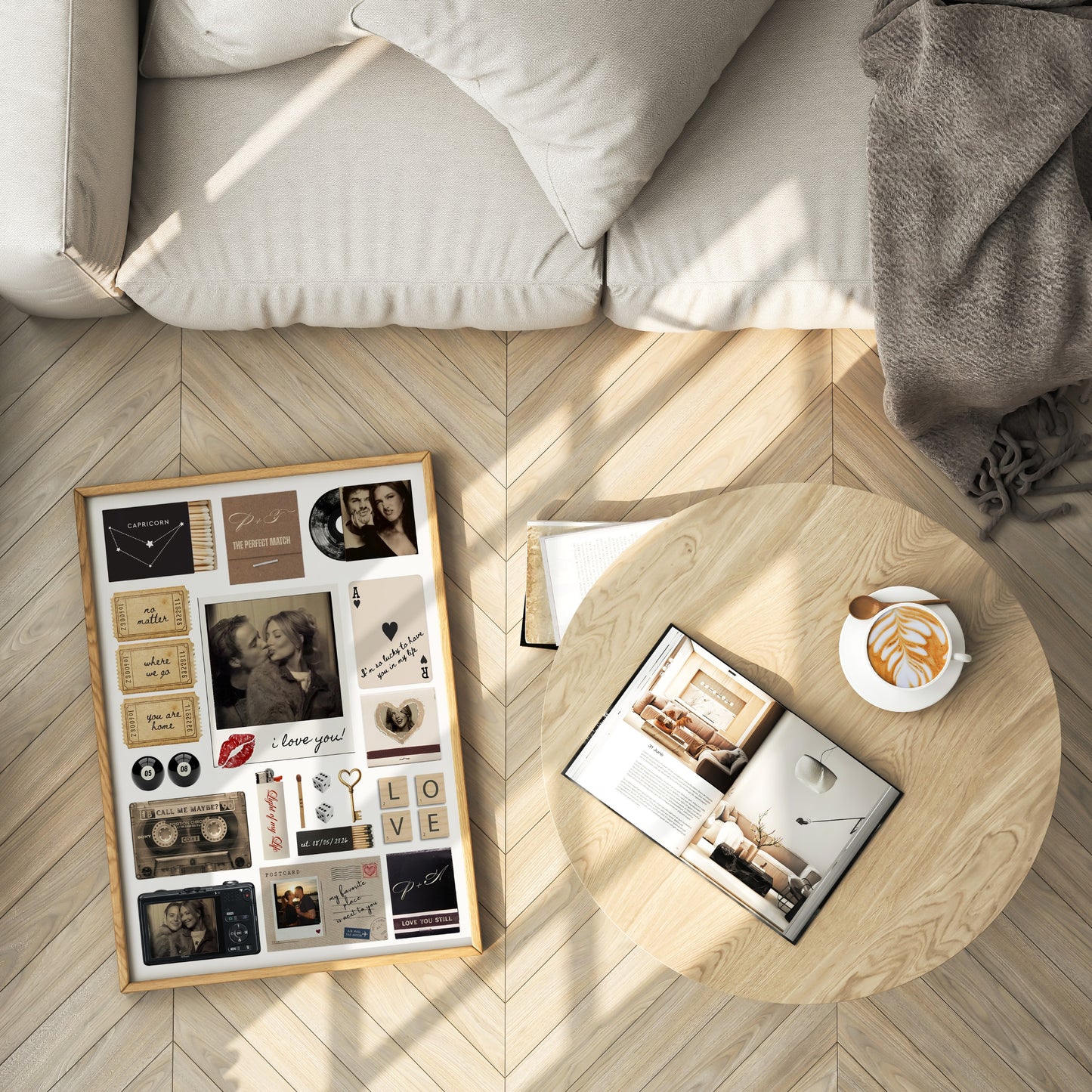 Personalisiertes Matchbook Poster in einem Holzrahmen auf hellem Parkett neben Couch und Couchtisch mit Kaffee.