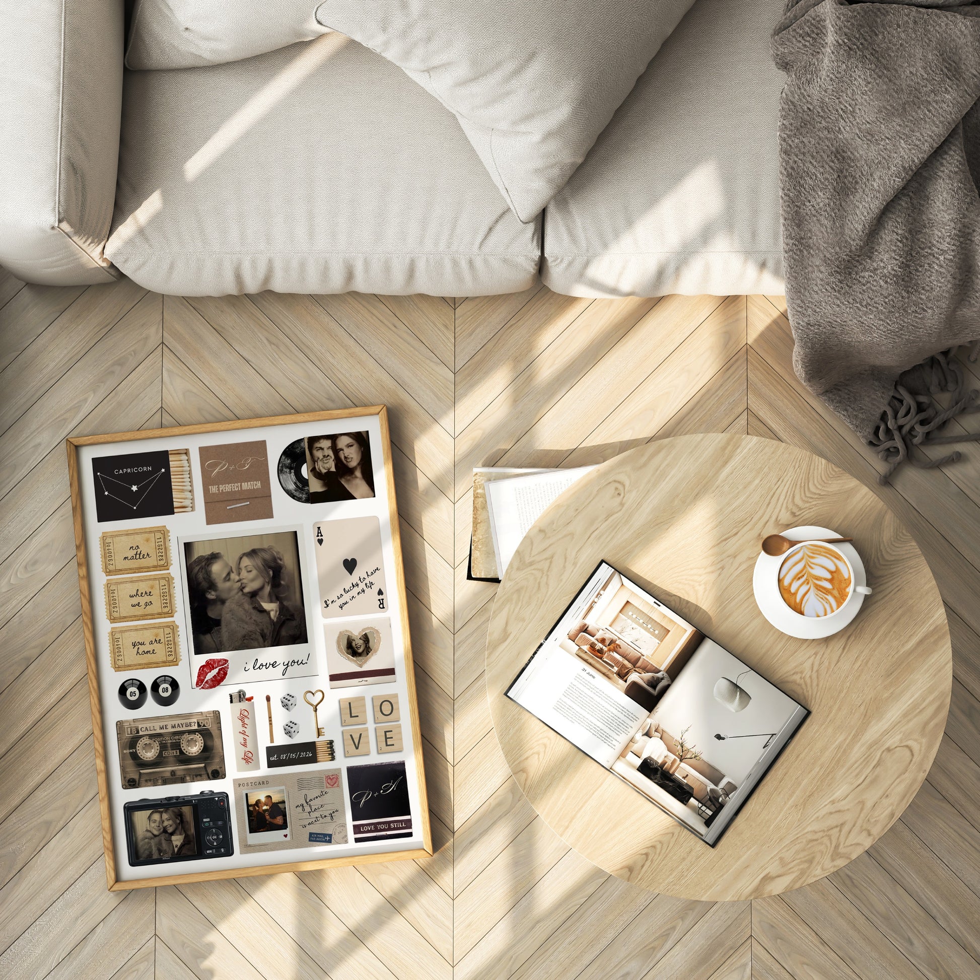 Personalisiertes Matchbook Poster in einem Holzrahmen auf hellem Parkett neben Couch und Couchtisch mit Kaffee.