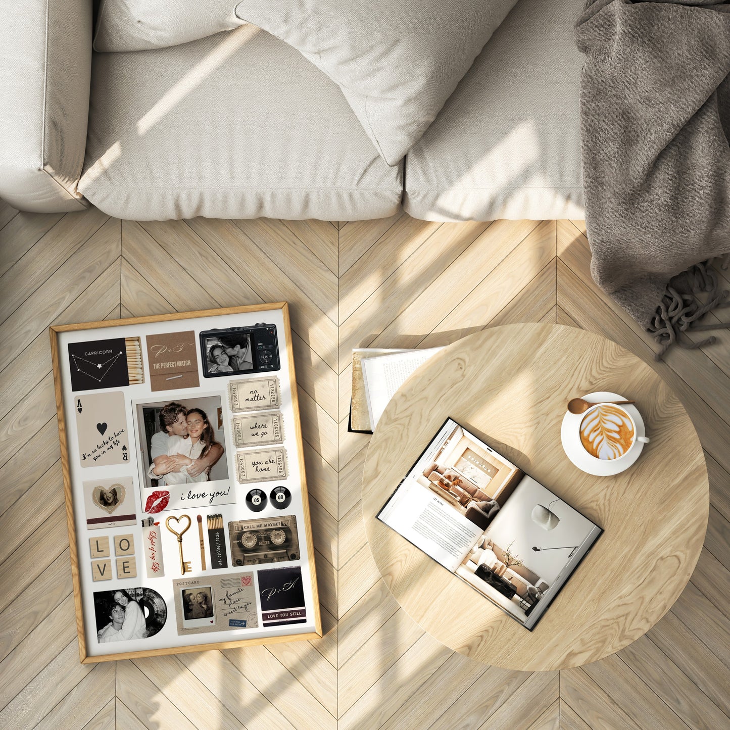 Personalisiertes Matchbook-Poster in einem Holzrahmen, platziert neben einem Couchtisch in einem hellen Wohnzimmer.