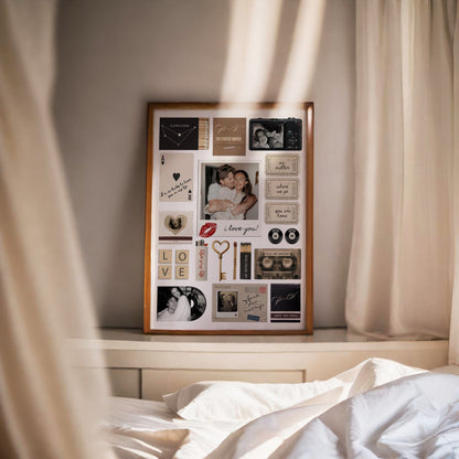 Gerahmtes, personalisiertes Matchbook-Poster als modernes Wandbild, stilvoll platziert auf einem Board im Schlafzimmer.